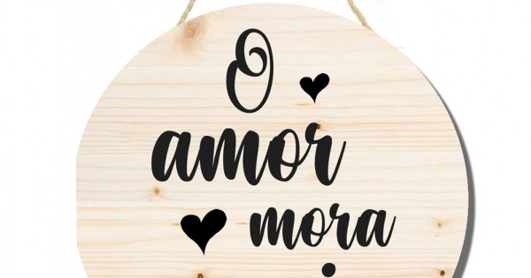 Plaquinha Decorativa feito em mdf com frase O amor mora aqui cod 191