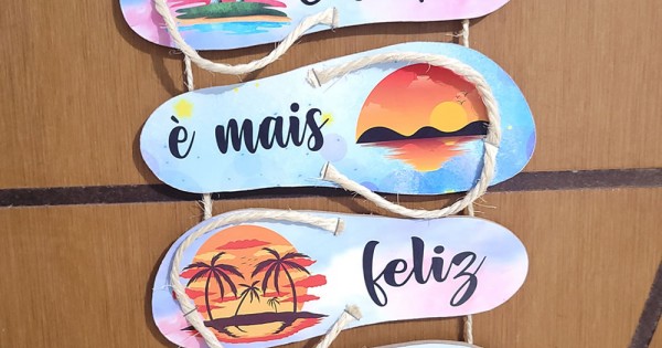 Placa decorativa mdf  A vida e mais feliz na praia PL086