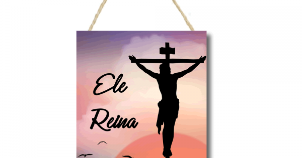 Placa decorativa com frase Ele reina cod 065