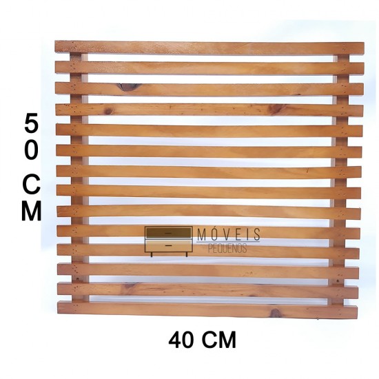 Grade vertical envernizado feito em madeira (50x55)