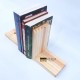 Suporte aparador para livros feito em madeira cor natural