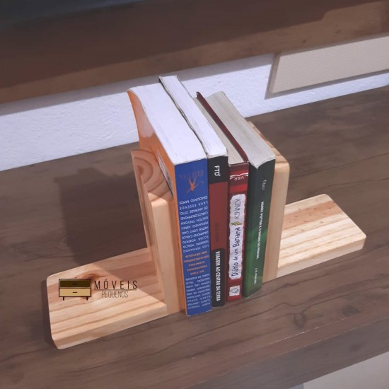 Suporte aparador para livros feito em madeira cor natural