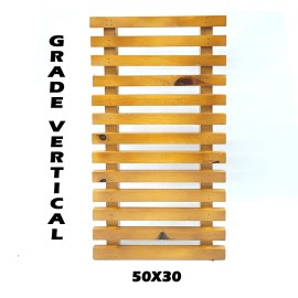 Grade jardim vertical feito em madeira envernizado  30x50