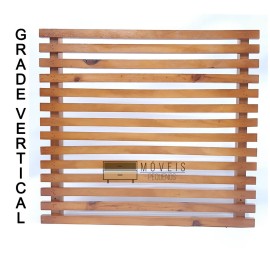 Grade vertical envernizado feito em madeira (50x55)