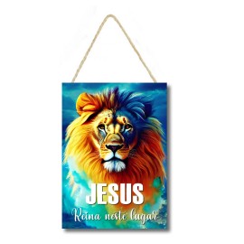 Placa decorativa Leo com frase Jesus Reina neste lugar.
