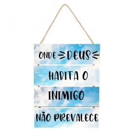 Placa decorativa onde Deus habita o inimigo n�o prevalece 51